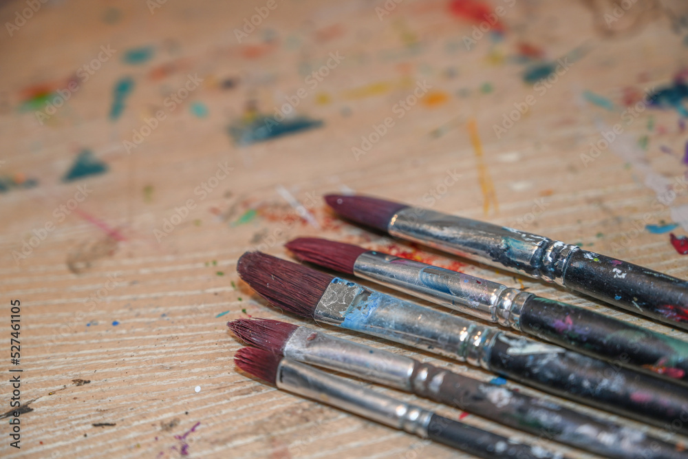 Obraz premium ensemble de pinceaux utilisés dans un atelier d'artiste