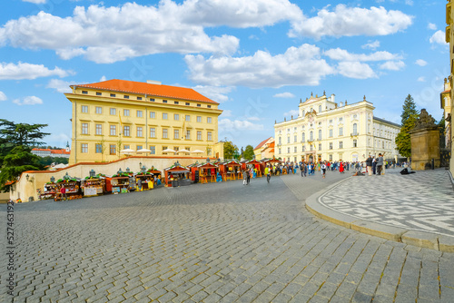 Fotografie Sellers and vendors sell gifts and souvenirs from outdoor booths at a traditional marketplace on the Castle Hill Complex in Prague, Czechia