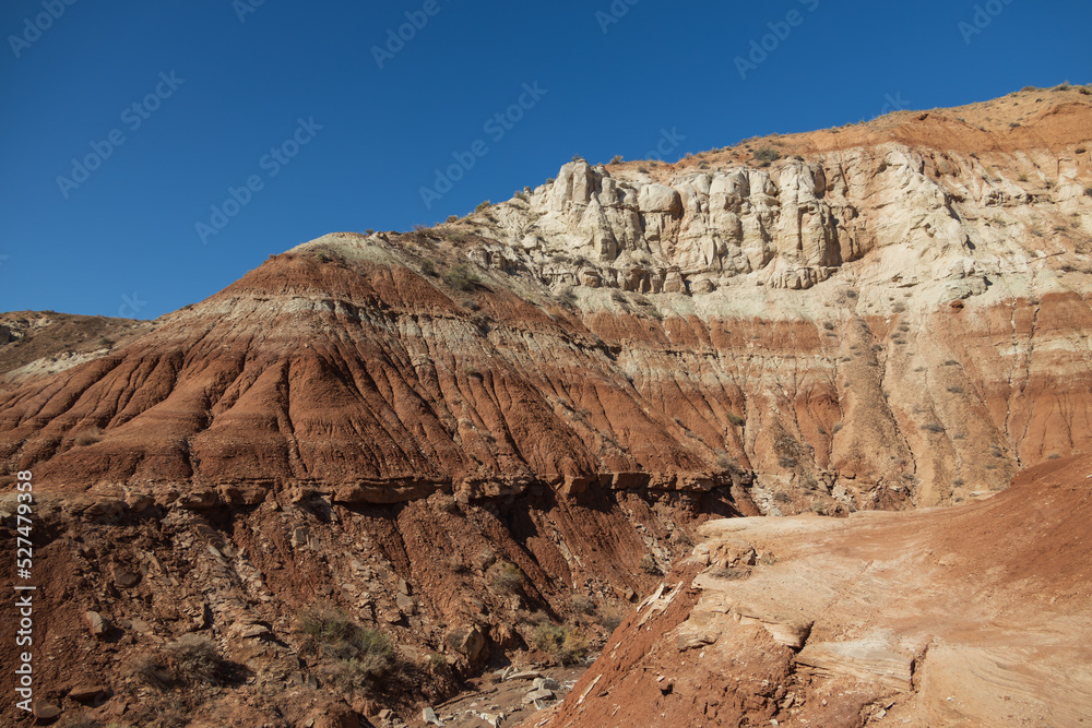 Red and white sandstone rock formations in Arizona
