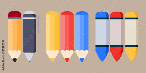 Ołówek, długopis i kolorowe kredki - zawartość szkolnego piórnika. Przybory szkolne, artykuły papiernicze, kreatywność, hobby, narzędzie artystyczne. Powrót do szkoły.