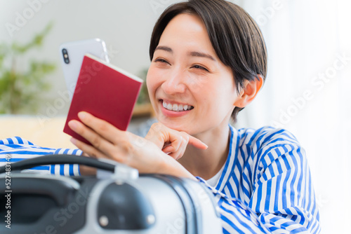 パスポートを持ち考える日本人女性