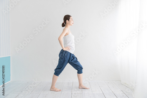 ストレッチ・体操をする女性 