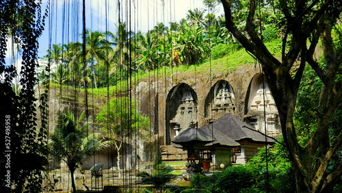 sehr alte Steintempel in Gunung Kawi Tampaksiring in Bali direkt in den Fels gemeißelt mit heiligen Quellen