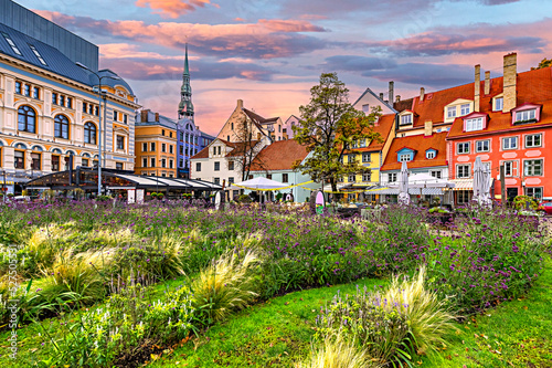 Fotografia Autumn on flowered Livu square in the center of old Riga with numerous coffee shops and restaurants, Latvia