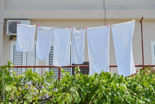 Foto White towels drying on a sunny day
