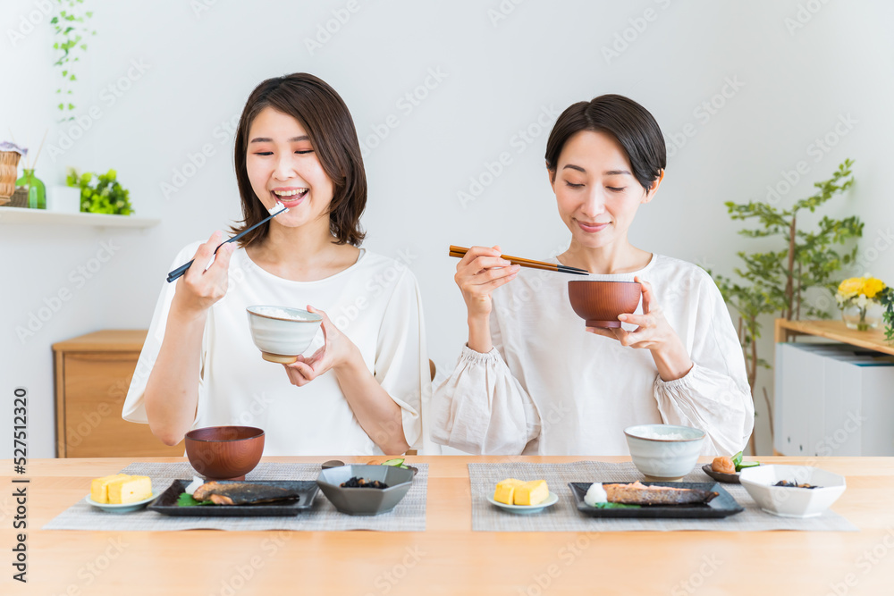 朝食を一緒に食べる日本人女性 朝食を一緒に食べる日本人女性