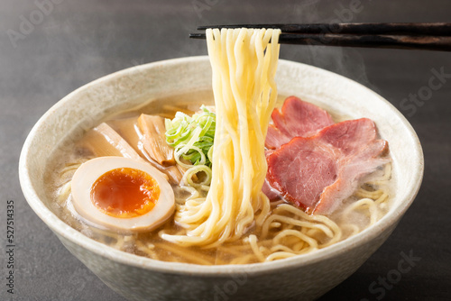 ほんわか湯気の立つ、熱々の塩ラーメン