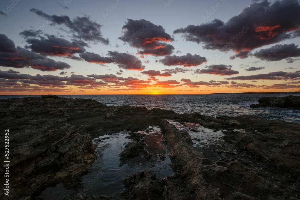 cantera de mares de Punta Plana, al fondo barracas de pescadores y baliza, S'Estalella, Estanyol, llucmajor, mallorca, islas baleares, españa, europa