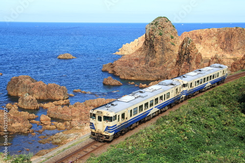五能線を走るローカル列車キハ40系　