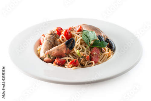 Piatto di deliziosi spaghetti con salsa di granchione e pomodorini, cibo italiano 
