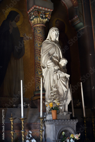 Statue religieuse dans une église en France