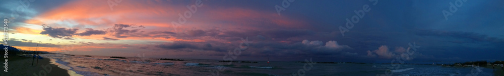 Fototapeta premium Tramonto in spiaggia