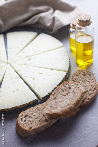 Fotografie Tapa de queso español con aceite de oliva y pan