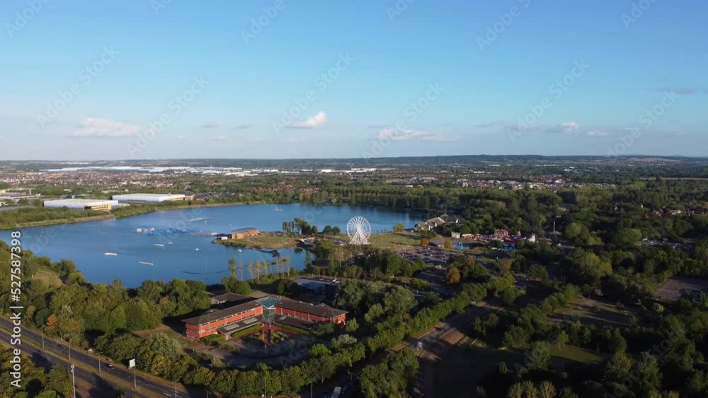 Vidéo Stock Ferris Wheel and Rides at Willen Lake Public Park Milton