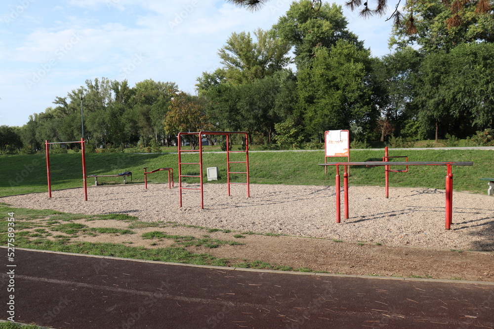 outside bars for working out and sports in a park