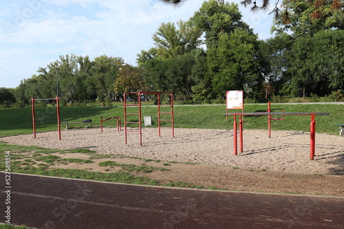 outside bars for working out and sports in a park