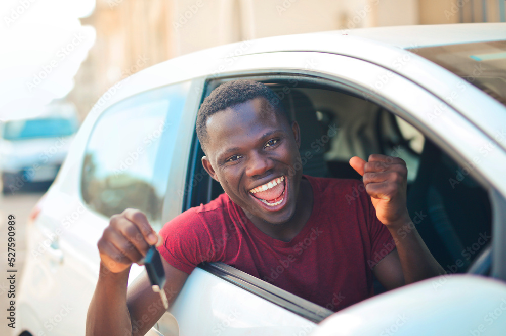 Naklejka premium happy young man on a car