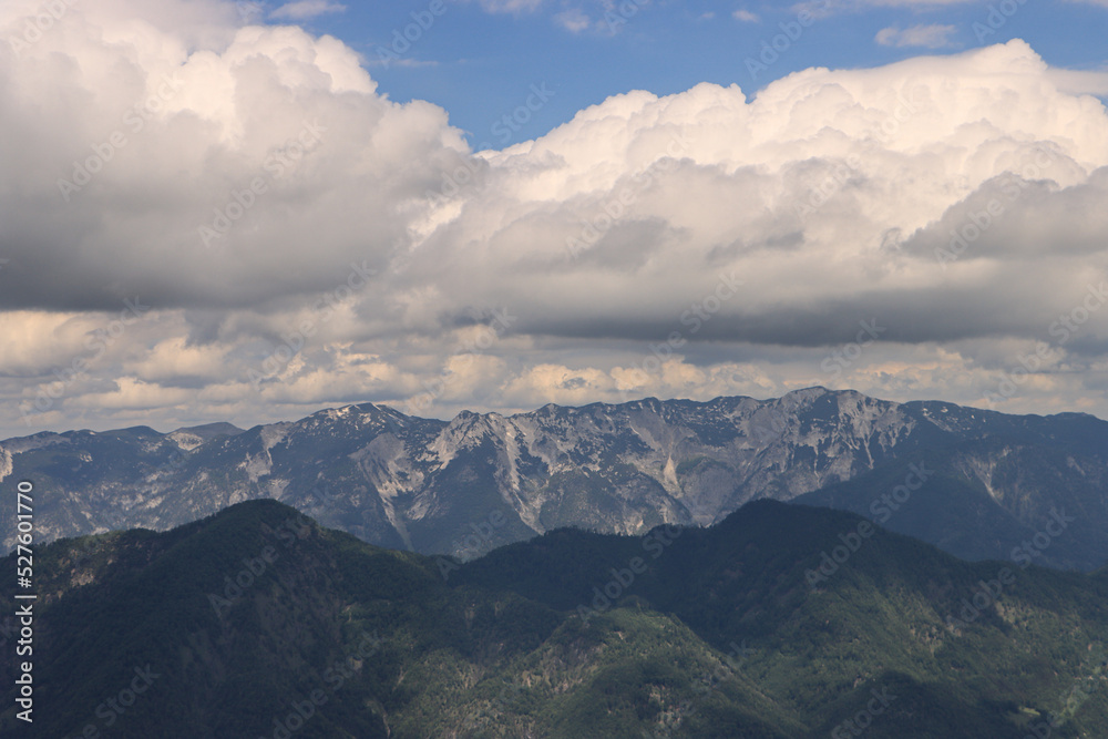 Wildromantische Alpenlandschaft; Blick vom Elferkogel (Katergebirge) zum Höllengebirge