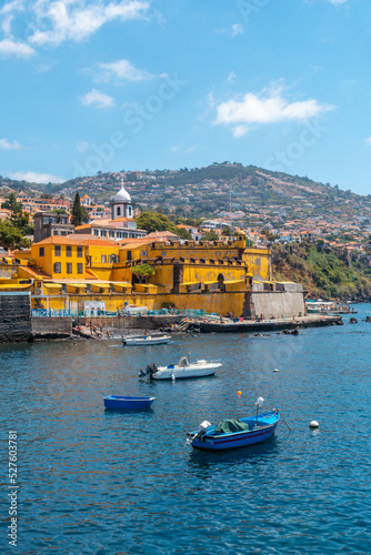 Foto Small fishing boats next to the Forte de Sao Tiago on the beach of Funchal, in summer by the sea