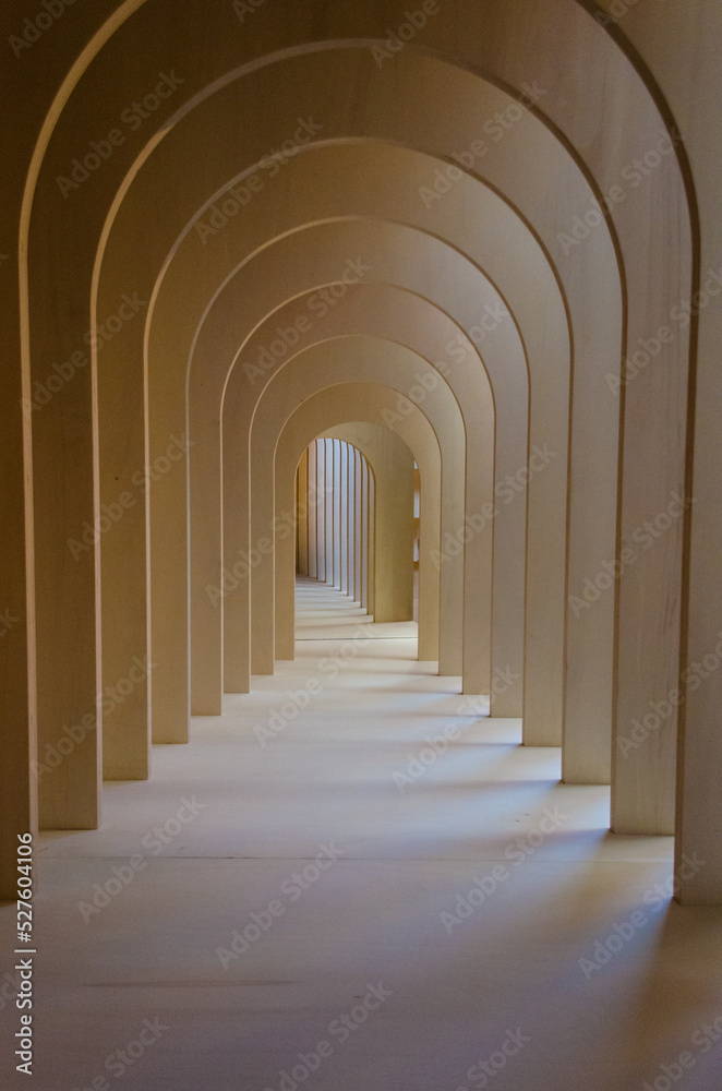 Prospettiva di un corridoio fatto di archi