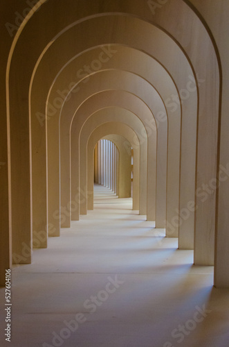 Prospettiva di un corridoio fatto di archi
