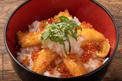 鮭ハラス丼 (イクラ・大根おろし・青しそ・すりごま)