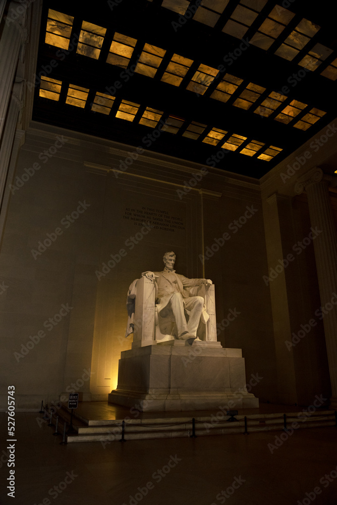 Fototapeta premium The Lincoln Memorial at night