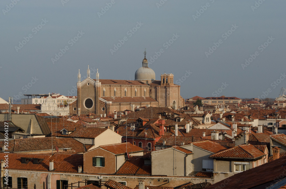 Panorama sui tetti di Venezia e sulla chiesa di San Giovanni e Paolo dalla terrazza del Fondaco dei Tedeschi vicino al Ponte di Rialto
