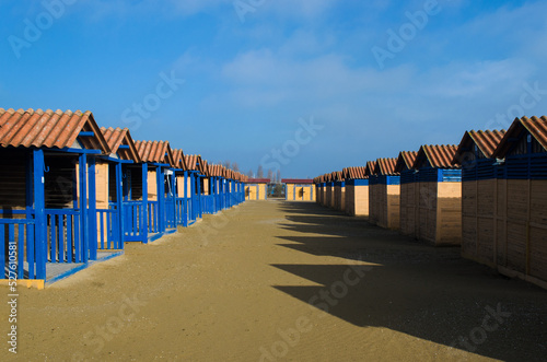 Le cabine di uno stabilimento balneare del Lido di Venezia chiuse per la stagione invernale