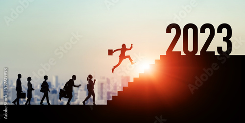 2023年イメージ ビジネス向け年賀状素材 階段を駆け上がる人々