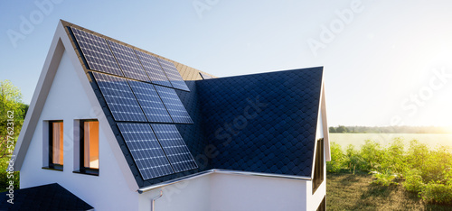 Einfamilienhaus mit Photovoltaikanlage auf dem Dach