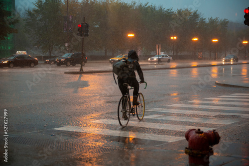Foto evening in Chicago pouring rain downpour pouring buckets people getting wet rush