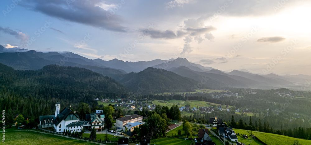 Panorama gór z lotu ptaka, Tatry w Polsce przed zachodem słońca latem