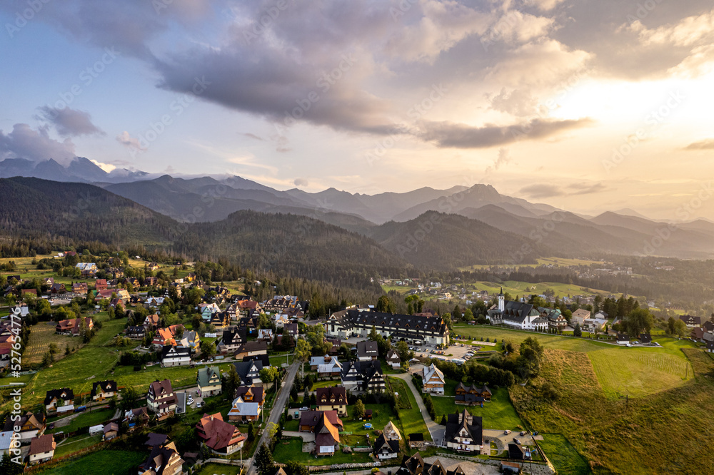 Panorama gór z lotu ptaka, Tatry w Polsce przed zachodem słońca latem