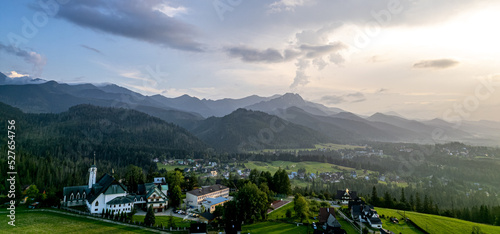 Obraz na płótnie Panorama gór z lotu ptaka, Tatry w Polsce przed zachodem słońca latem w salonie