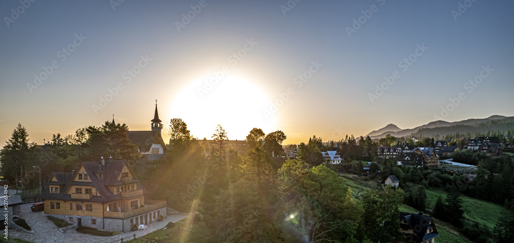 Kościół w górach, panorama Tatr w Polsce z lotu ptaka