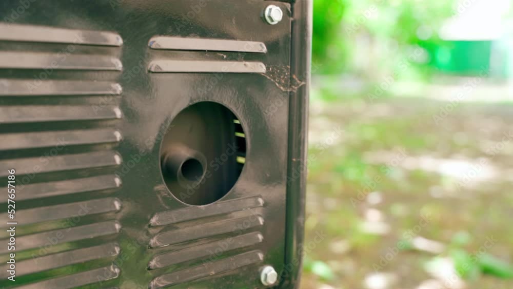 Vidéo Stock The exhaust pipe of the gas generator during engine start closeup. Protection