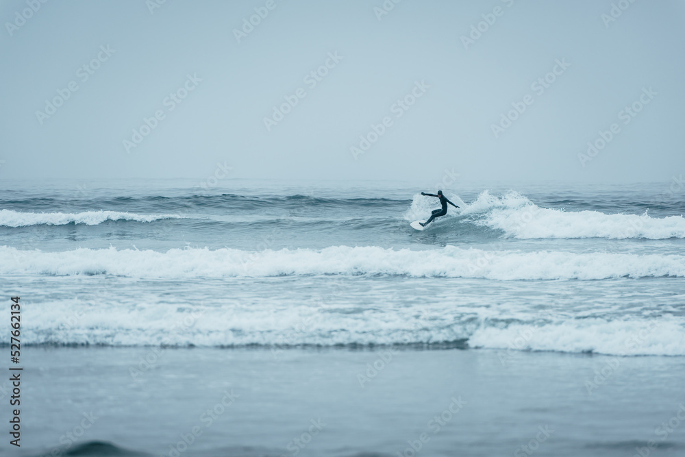 Naklejka premium Guy surfing