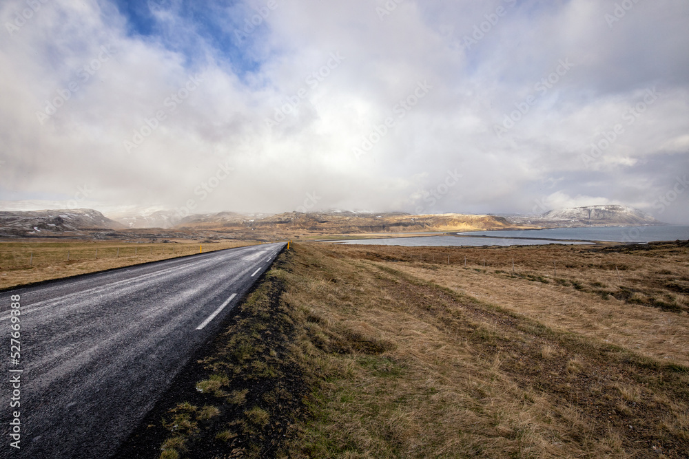 nass glänzende Straße durch island Richtung Ólafsvík