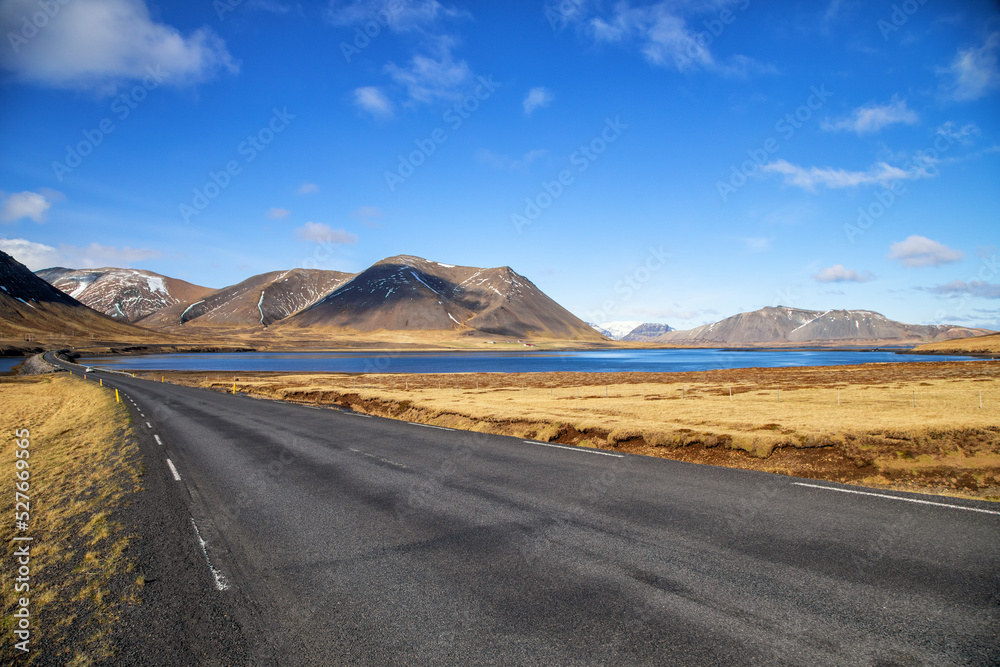 Straße über den Hraunsfjarðarvatn in Island - Snæfellsnes