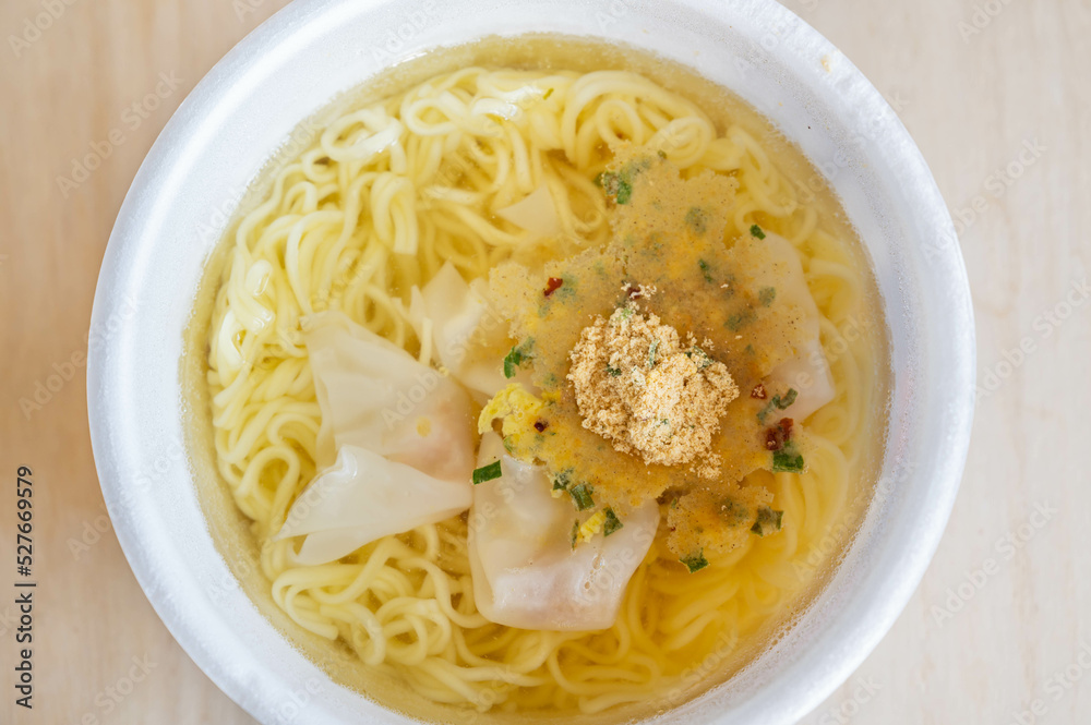 ワンタン入りカップ麺作り ワンタン入りカップ麺作り