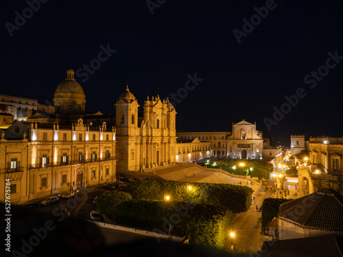 immagine notturna della città artistica di Noto, in provincia di Siracusa. 