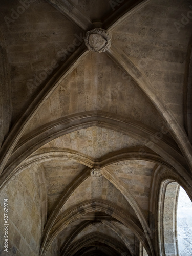 imagen de arcos en el pasillo de una iglesia 