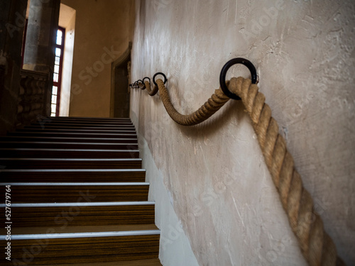 imagen escaleras con el pasador de cuerda y anillas metálicas en la pared  photo