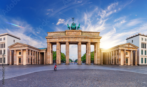 Obraz na płótnie Famous Brandenburg Gate or Brandenburger Tor at sunset, Berlin, Germany w salonie