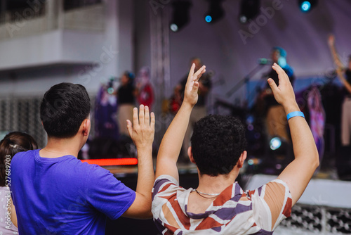 Wallpaper Mural Jóvenes con manos levantadas Torontodigital.ca