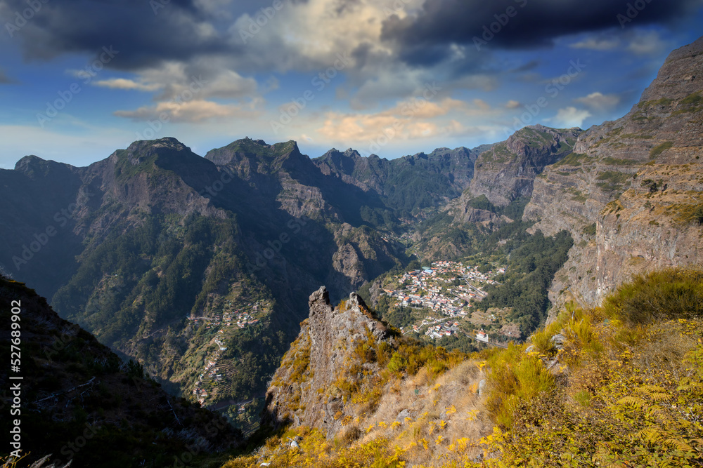 Krajobraz górski. Wysokie skaliste szczyty gór na Maderze