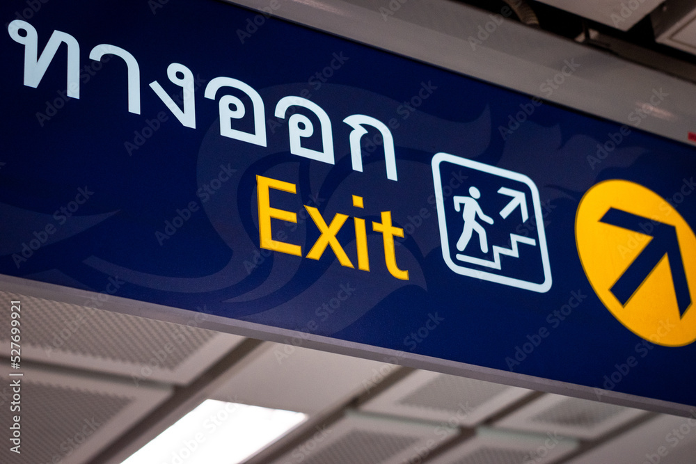 Cartel de salida de línea de metro en Bangkok, Tailandia