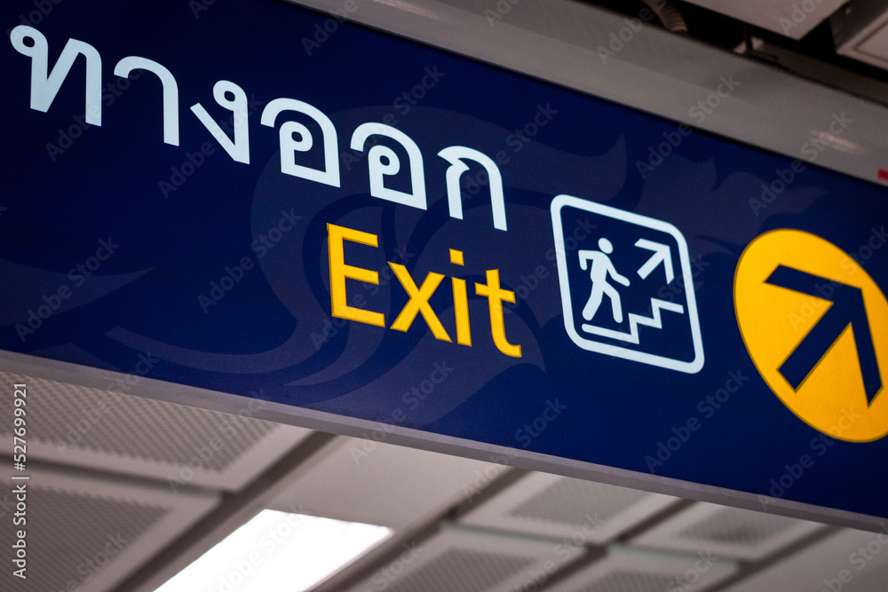 Cartel de salida de línea de metro en Bangkok, Tailandia Cartel de salida de línea de metro en Bangkok, Tailandia