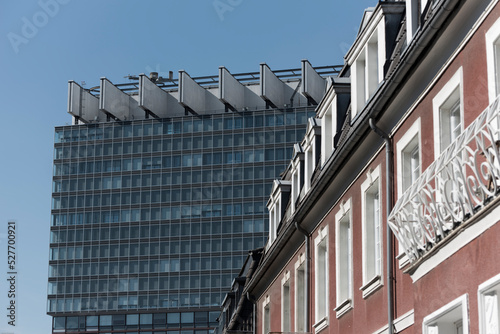 Architektonischer Kontrast in Köln